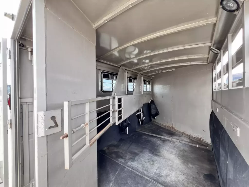 2001 Titan 3 Horse Gooseneck - Image 5