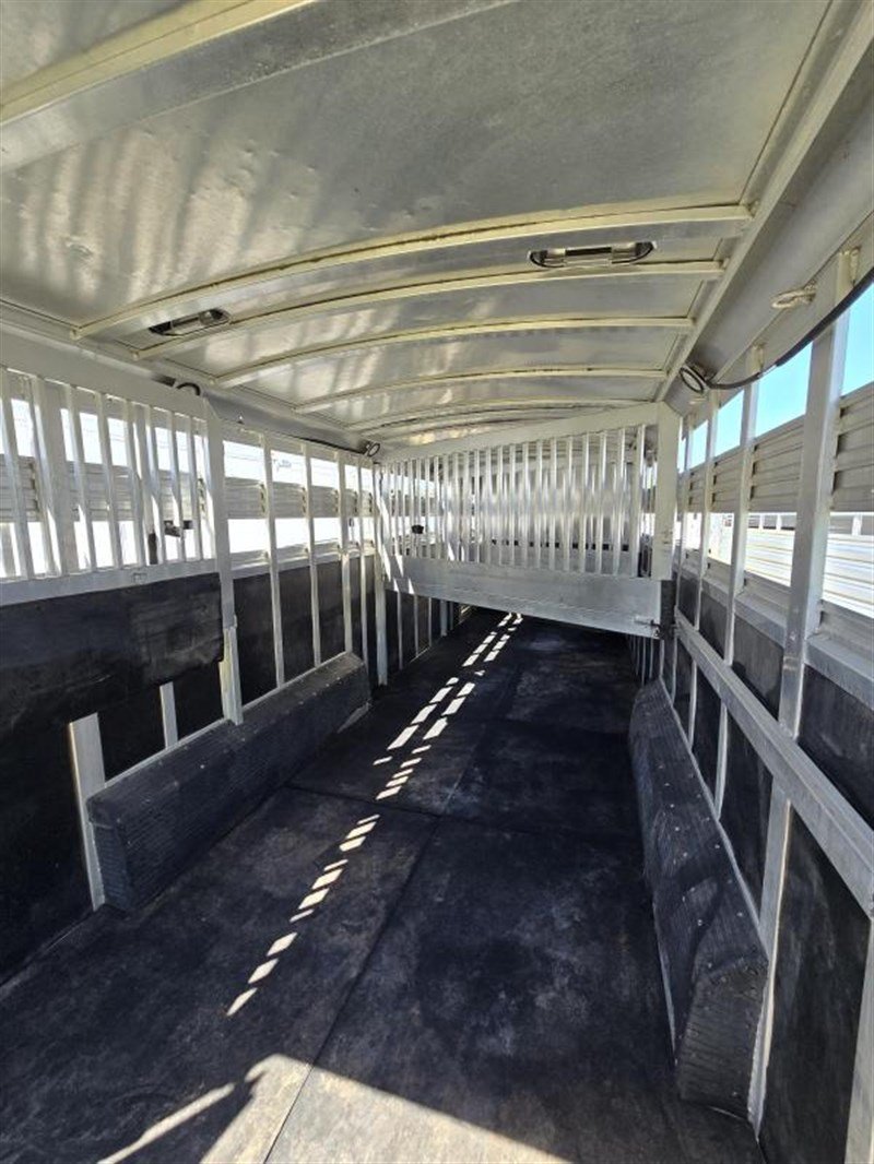 2006 C&C 4 Horse Gooseneck Trailer - Image 8