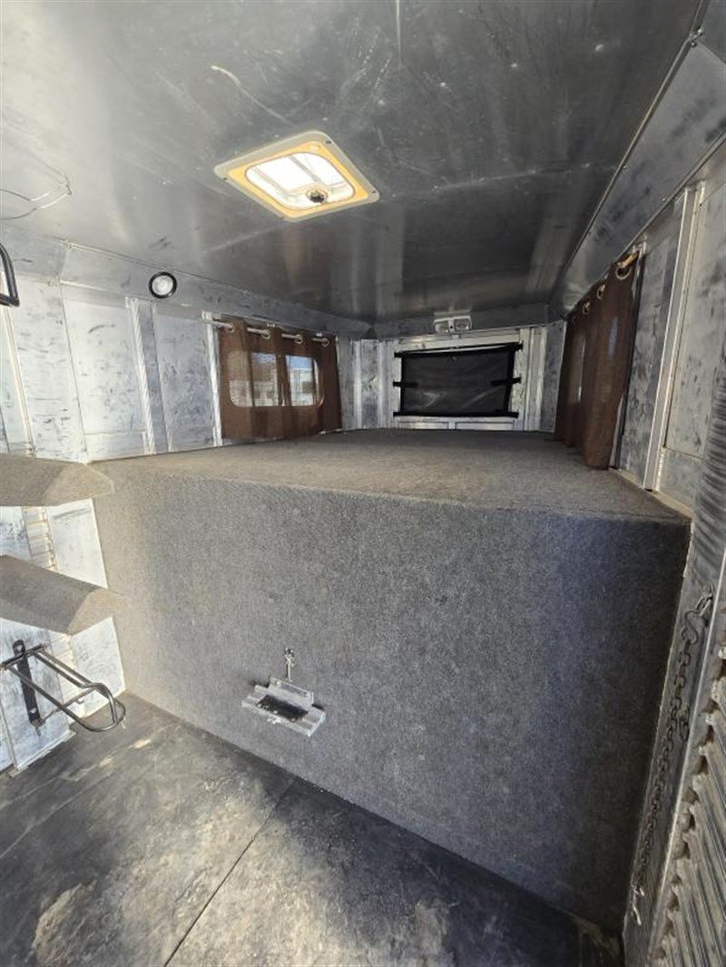 2006 C&C 4 Horse Gooseneck Trailer - Image 4