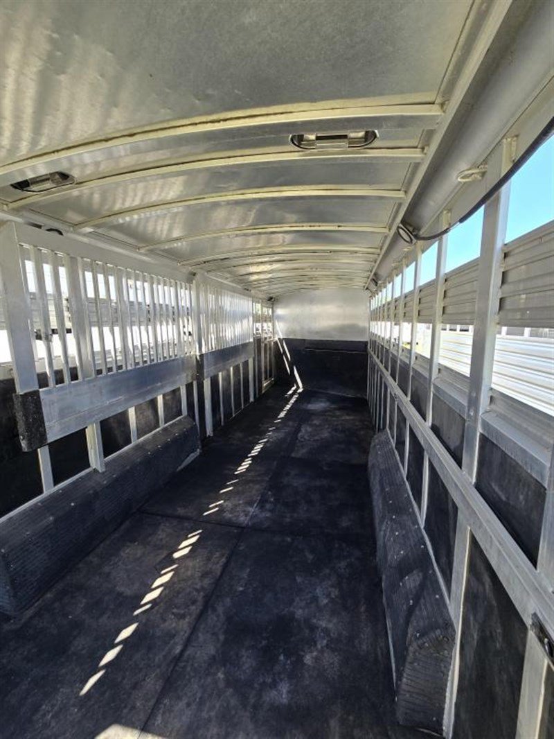 2006 C&C 4 Horse Gooseneck Trailer - Image 10