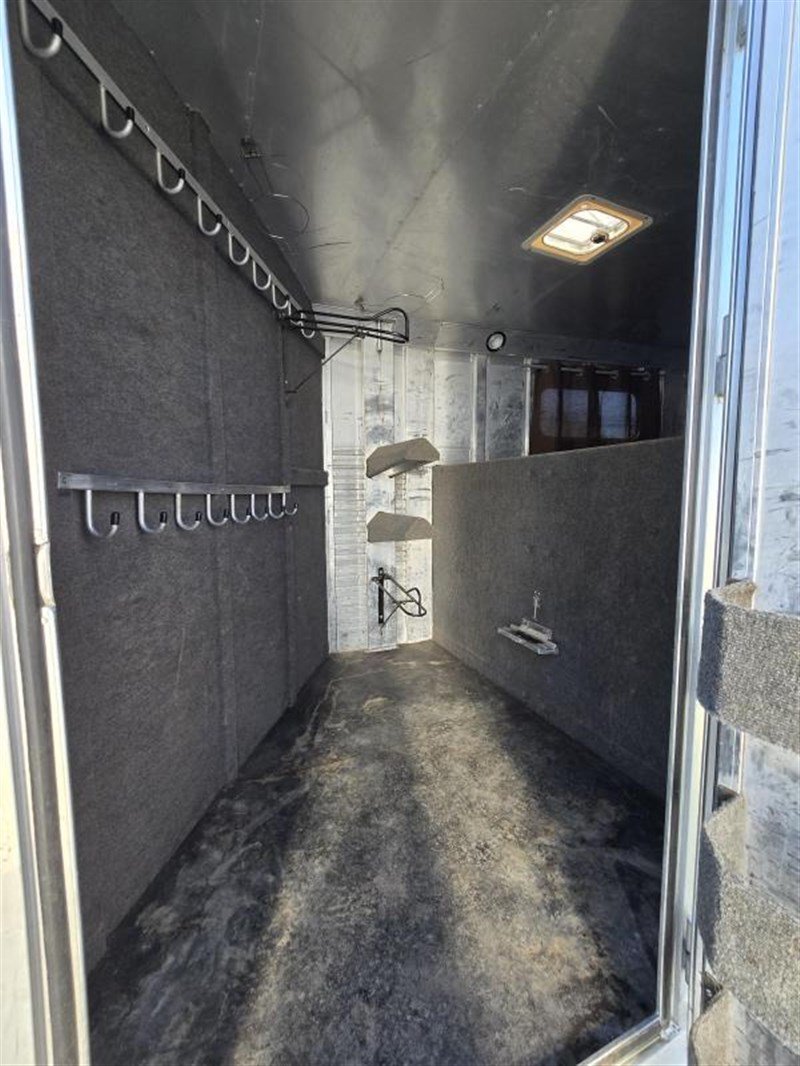 2006 C&C 4 Horse Gooseneck Trailer - Image 2