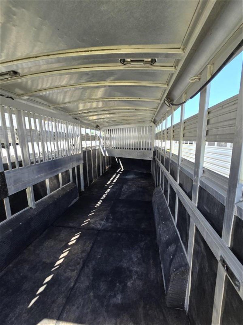 2006 C&C 4 Horse Gooseneck Trailer - Image 9