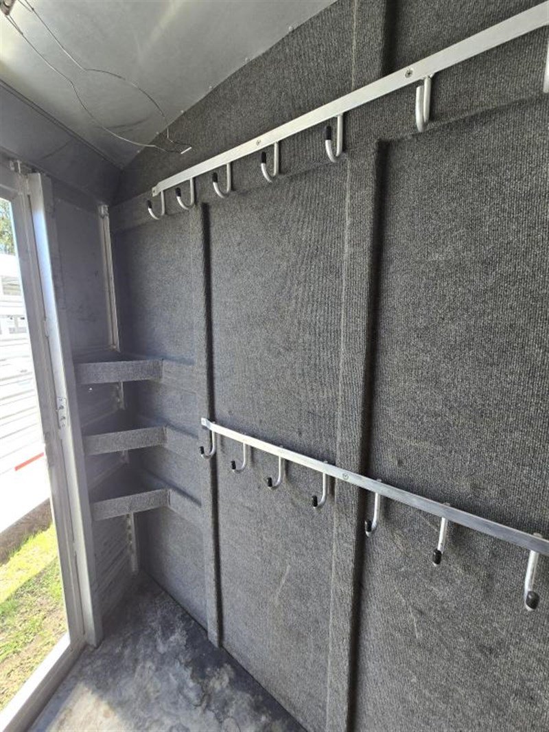 2006 C&C 4 Horse Gooseneck Trailer - Image 5