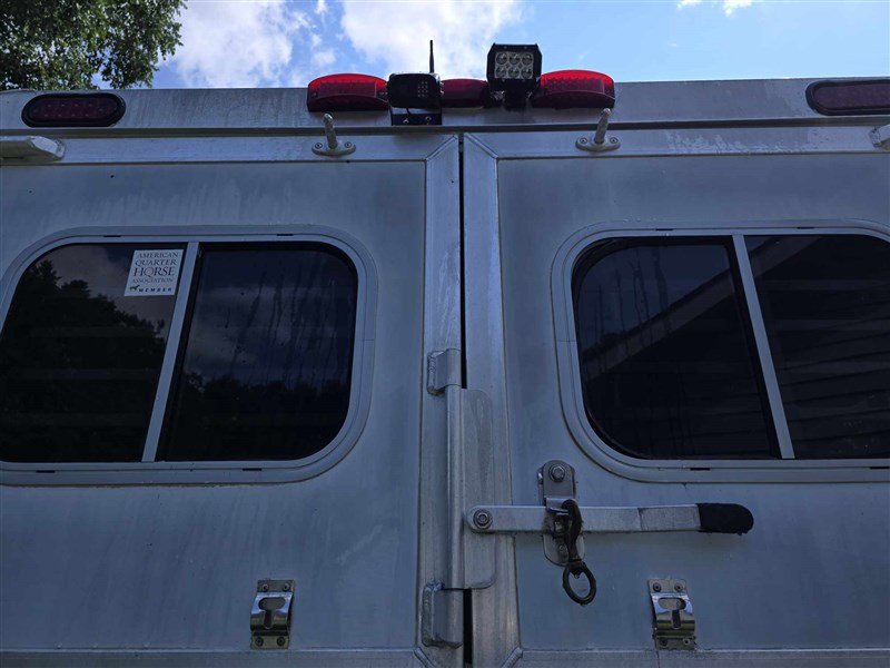 2000 C&C 2 horse Gooseneck - Image 3