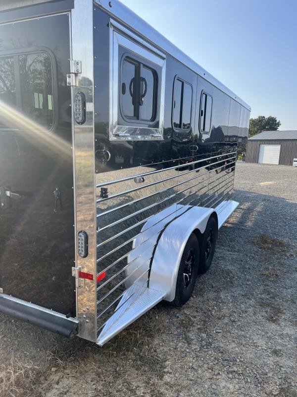 2022 Sundowner 3 Horse Slant GN Trailer - Image 3
