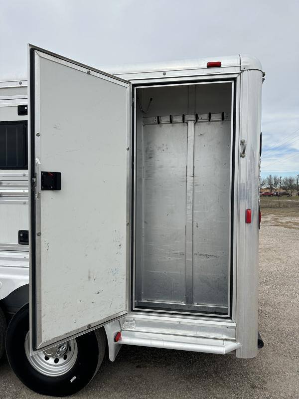 2004 Hart Trailers 3H GN Weekender Horse Trailer - Image 8