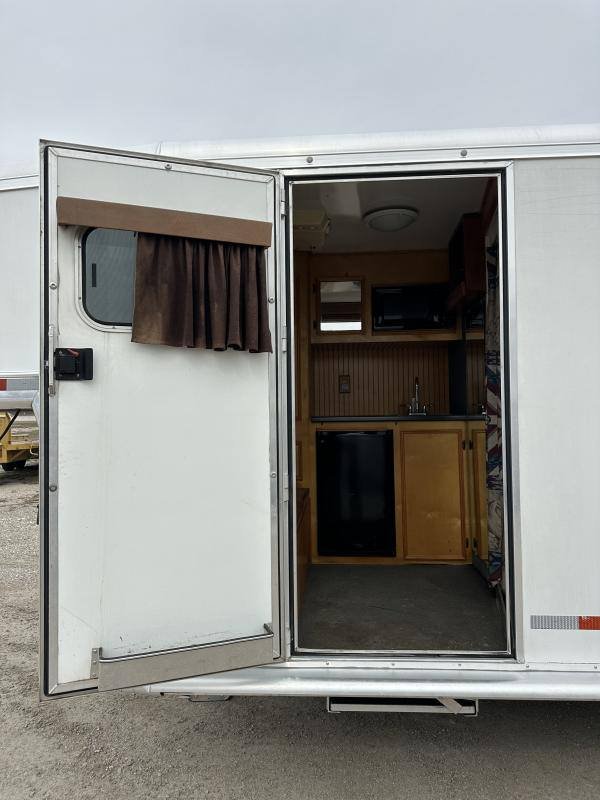 2004 Hart Trailers 3H GN Weekender Horse Trailer - Image 2