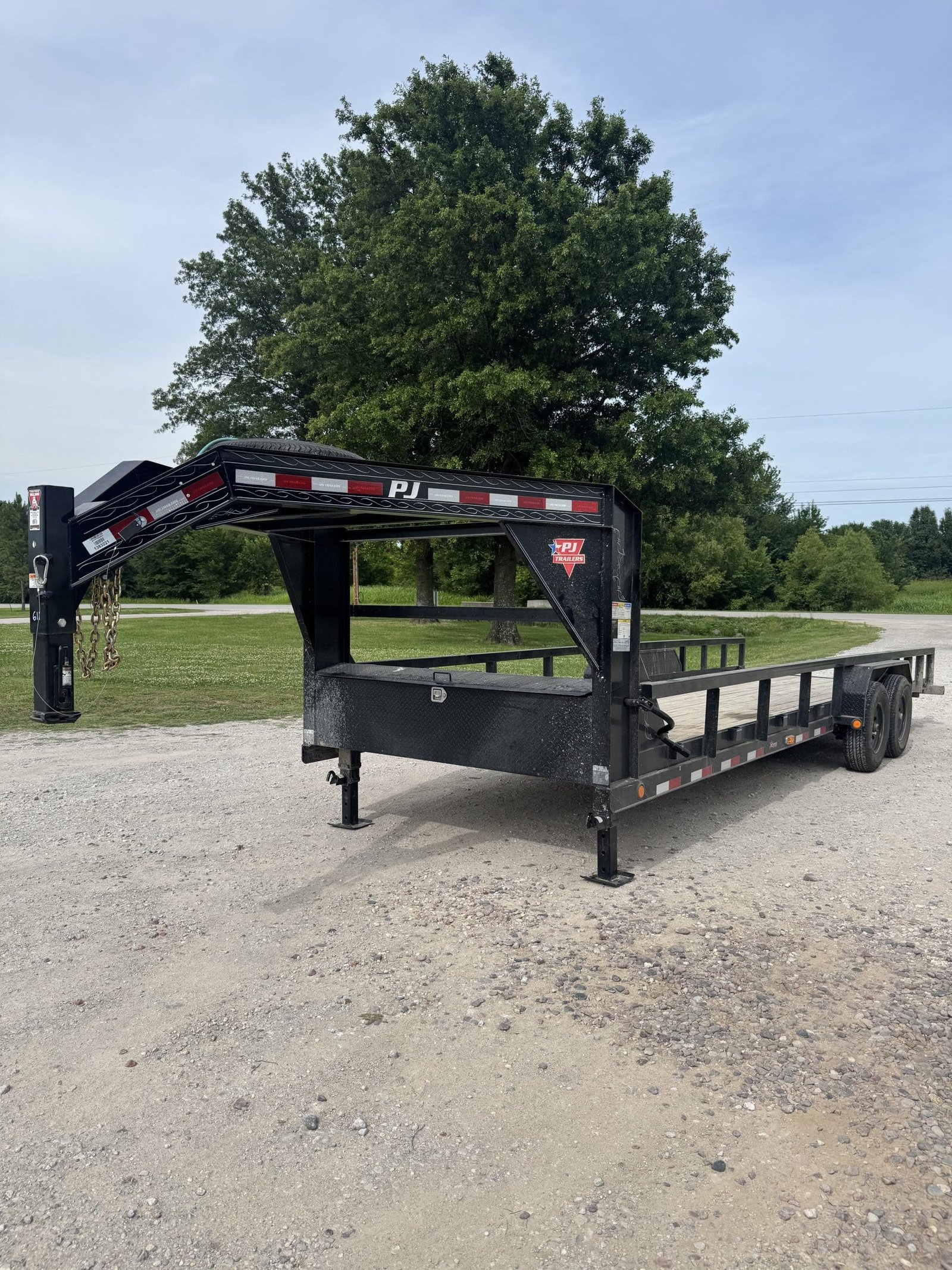 2022 PJ 7×32 Gooseneck Pipe Top Trailer - Image 2