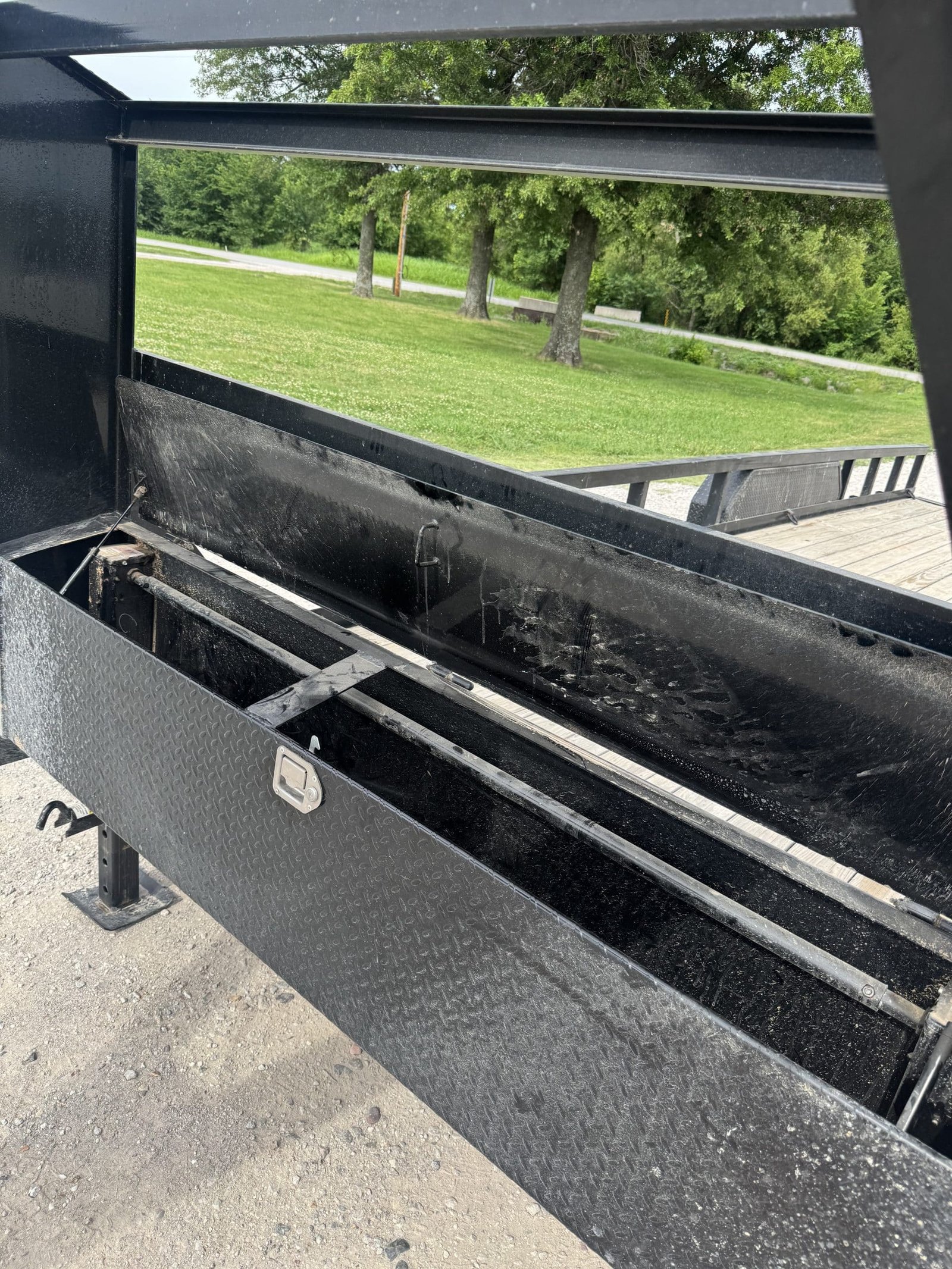 2022 PJ 7×32 Gooseneck Pipe Top Trailer - Image 3